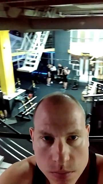 Развитие силы. Фитнес. Тренажерный зал. Гантели. Блины. Тренажеры. Атмосфера тренажерного зала. смотреть онлайн