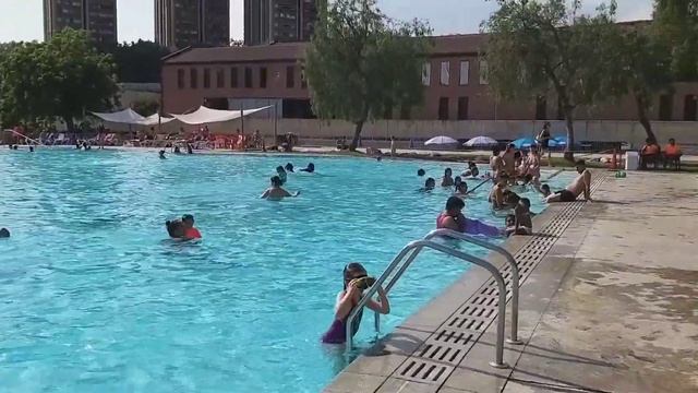 Городской открытый бассейн в Испании🤽♀️ смотреть онлайн