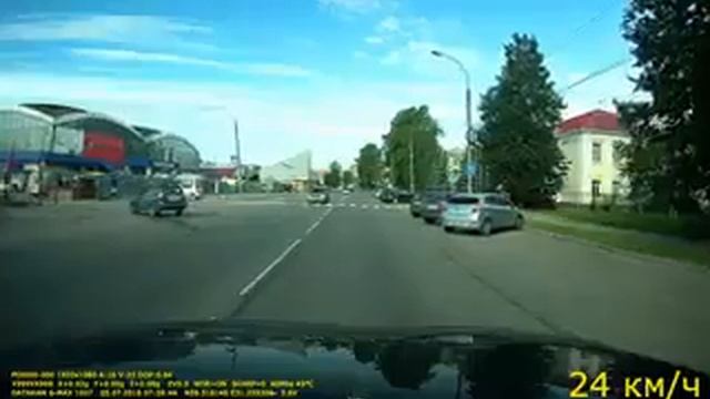 мотоциклист по встречке, и ушел в полет смотреть онлайн