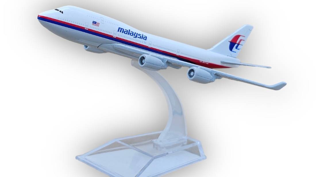 Модель самолета Boeing 747 Malaysia Airlines длина 15 см (без шасси)