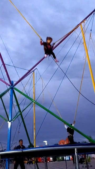 Маконя на батуте)) #детскийканал #горки #батуты #детскийлабиринт смотреть онлайн