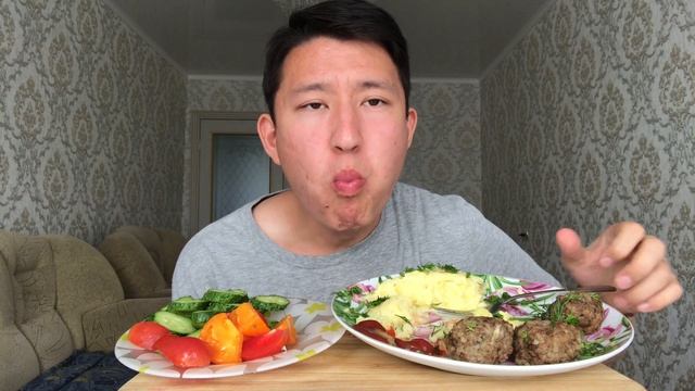 МУКБАНГ ДОМАШНИЕ ТЕФТЕЛИ С ПЮРЕШКОЙ/Mukbang/Meatballs not asmr смотреть онлайн