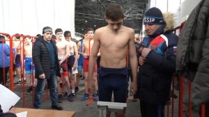 Взвешивание юношей до 16 лет.