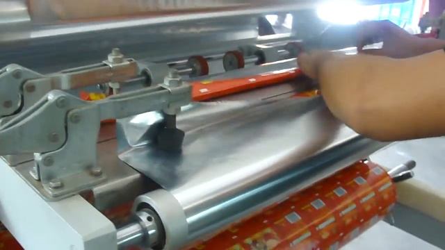 Laminate roll change process in multi track / Shubham pack смотреть онлайн
