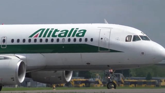 Alitalia Airbus 320 landing and takeoff at Graz Airport | EI-DSC смотреть онлайн
