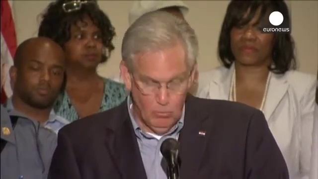 Фергюсон десятки жителей игнорируют комендантский час смотреть онлайн