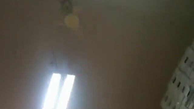 (2012 video) Video tour of ceiling fans and air-conditioning at a dry cleaner's смотреть онлайн