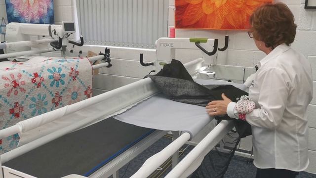 Loading the Loft Frame using the Moxie with Liz from Pinhole Quilting смотреть онлайн
