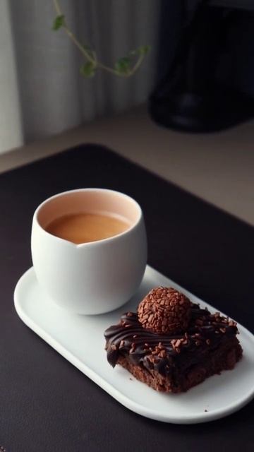 Tea And Chocolate Brownie.... #chocolate #tea #brownie #youtube #shorts #sweet #yummy #shortsvideo смотреть онлайн