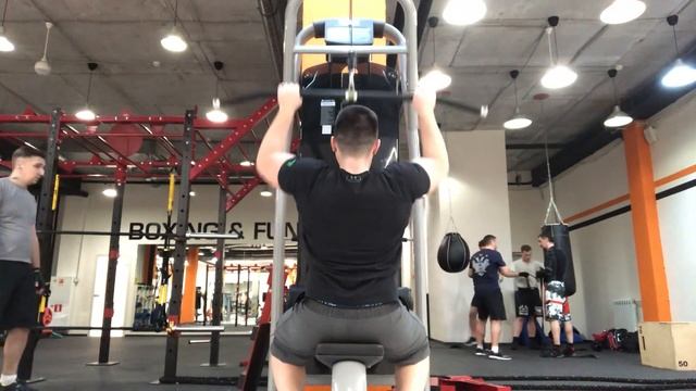 Метаболик 1. Неделя 5. День 1. Вертикальная тяга прямым средним хватом смотреть онлайн