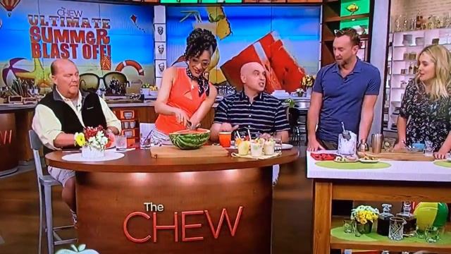 The Chew Presents I Genietti Watermelon Corer & Server смотреть онлайн