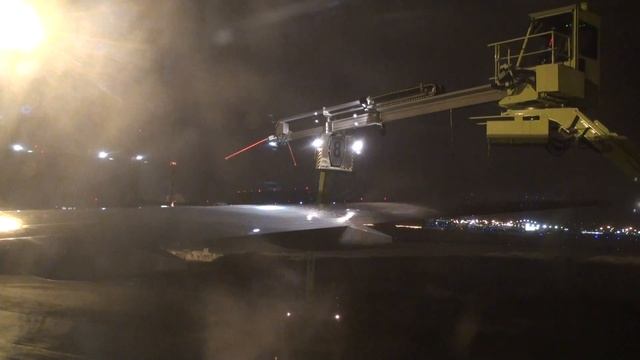 De-icing Air Canada Flight AC870 Boeing 777-300ER - CYUL Montreal