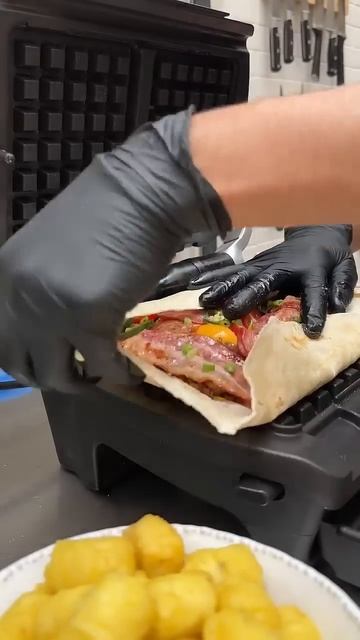 🫔 All-in-one breakfast waffle burrito #Shorts смотреть онлайн