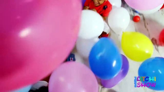 Kids Playing With Color Balloons | Childrens Playing With Balloons | Litchi Show смотреть онлайн