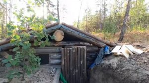 Строительство землянки в лесу