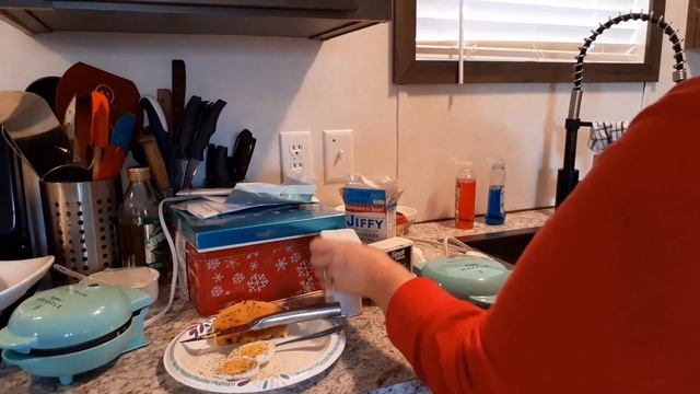 Nostalgia MyMini 7-Egg Cooker Review - Let's Hard Boil Some Eggs! смотреть онлайн