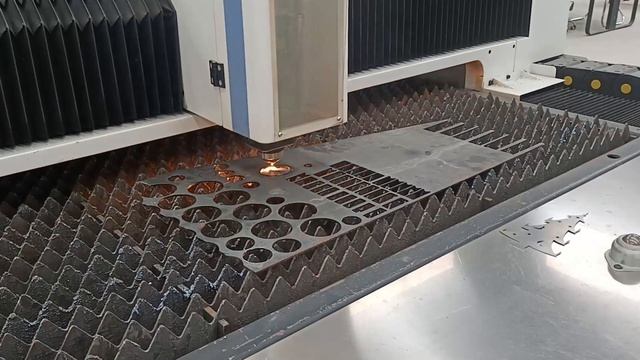 Фигурная резка листового металла лазерным станком с числовым программным управлением (ЧПУ) смотреть онлайн