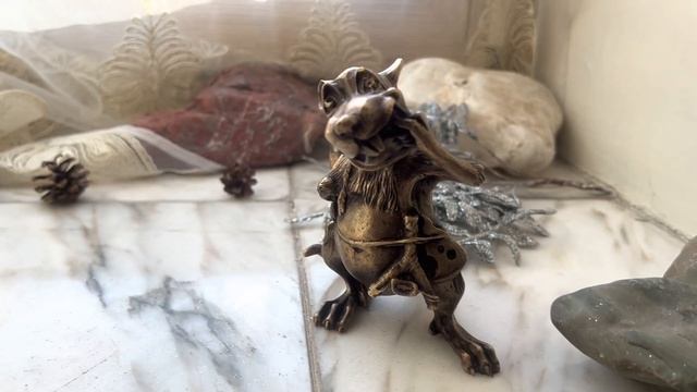 Бронзовая статуэтка «Задумчивая мышь» смотреть онлайн