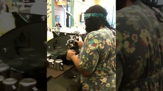 Tinu pours a medium latte with a tulip смотреть онлайн