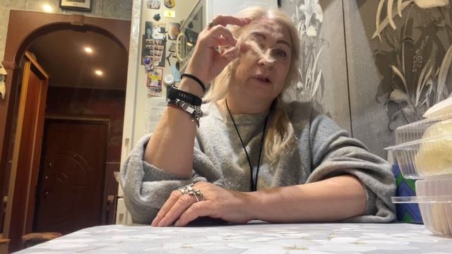 Прибежала с вокала_ купила вкусняшек