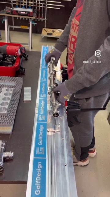 Обжим пресс нержавейки, с применением стапеля для изготовления идеально ровной котельной. смотреть онлайн