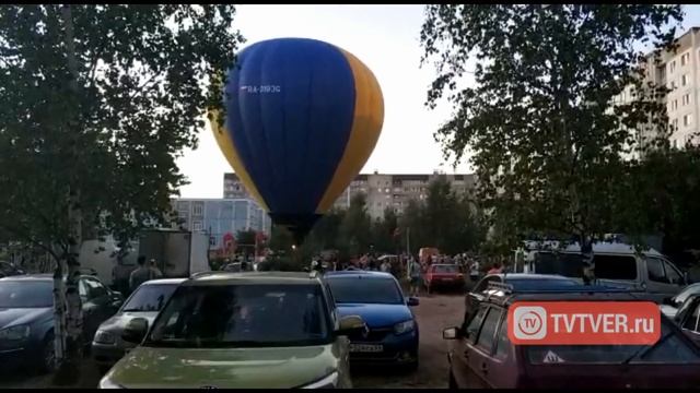 В Твери воздушный шар приземлился во дворе дома смотреть онлайн