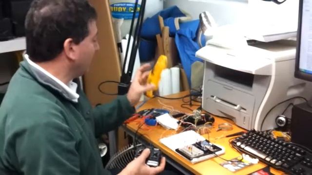 Using the Receiver from a cheap RC Car to run LED's via Arduino. смотреть онлайн