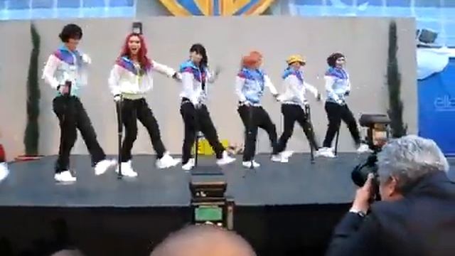 Beat Freaks Performance at Warner Bros Animation Billboard Unveiling смотреть онлайн