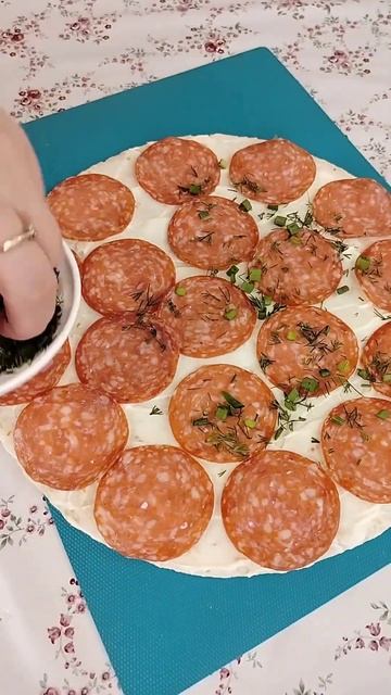 Закуска из лаваша с салями. смотреть онлайн