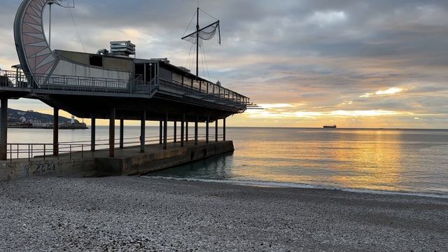 Ялта просыпается. Бакланы совершают утренний облёт своей территории и шустрая белка спешит на завтра смотреть онлайн