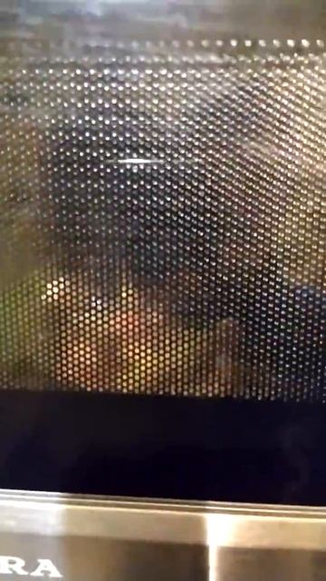 Что будет если засунуть пачку кириешек в микроволновку