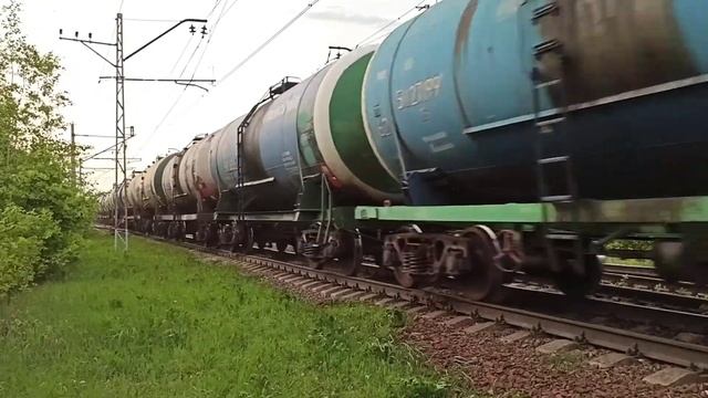 Электровоз ВЛ11.8-793/794А с грузовым составом следует по станции Яхрома смотреть онлайн