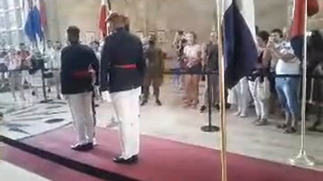 Доминикана. СантоДоминго. Смена почетного караула у Вечного Огня смотреть онлайн