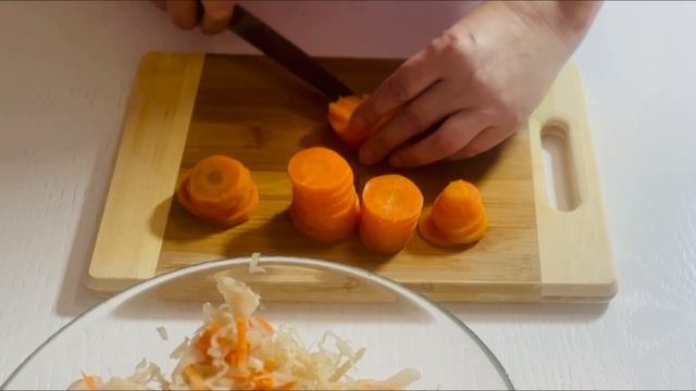 Салат «Зимний» с квашеной капустой и маринованными грибами#квашенаякапуста смотреть онлайн