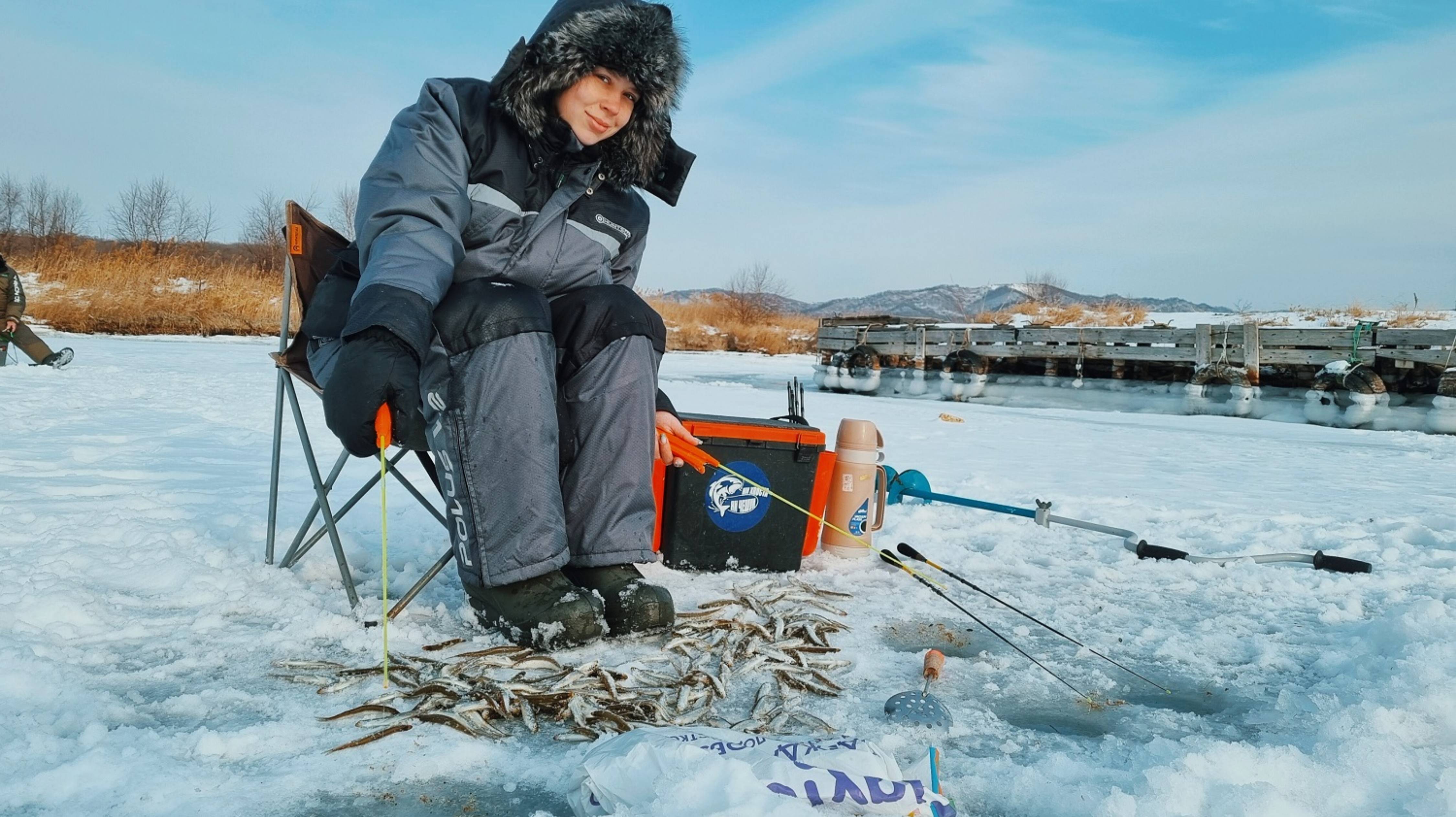Корюшка ловится отлично! Ловля корюшки на самодур и махалки. Рыбалка 2025! смотреть онлайн