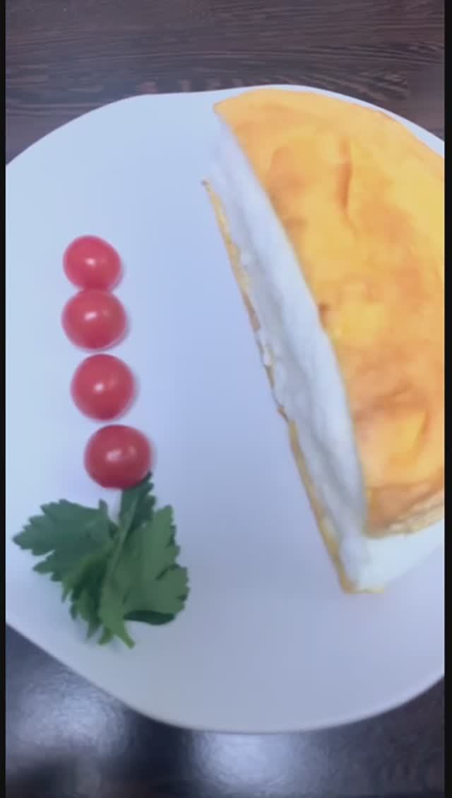 Пышный омлет из четырех яиц на завтрак