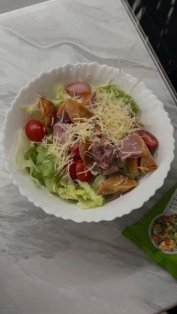 Салат Цезарь . #рецепты #рецептынакаждыйдень #ужин #салаты #салатцезарь смотреть онлайн