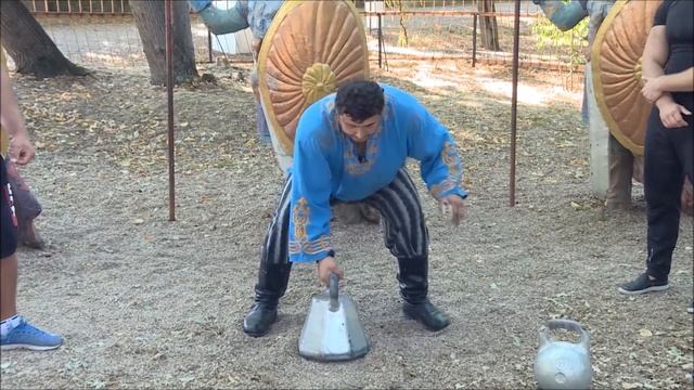 Dmitriy Haladzhi | Power tricks with heavy kettlebells (39 kg and 64 kg) смотреть онлайн
