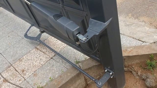 Складчатые ворота с отделкой металлической кассетой. смотреть онлайн
