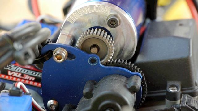 Velineon 3500 in TRAXXAS 1/16 E-Revo смотреть онлайн