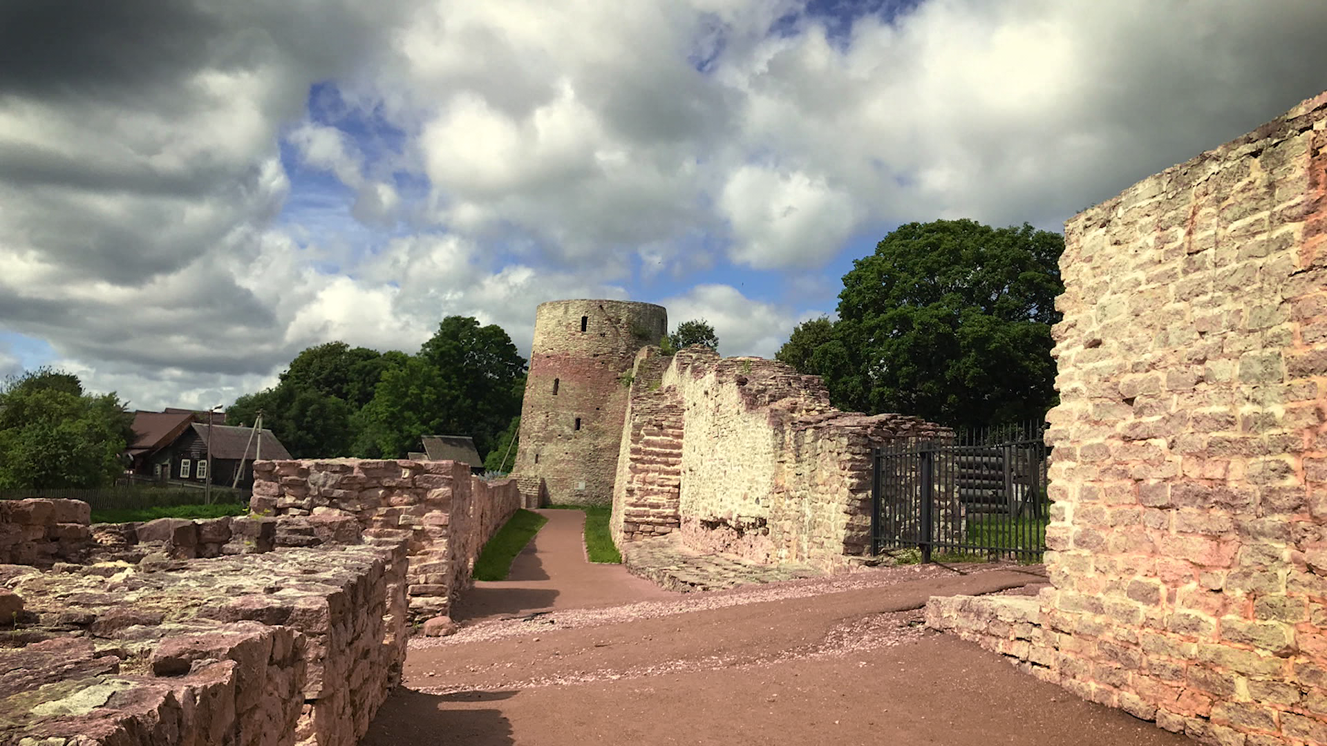 ВСЕМИРНОЕ НАСЛЕДИЕ. РОССИЯ: ИЗБОРСК смотреть онлайн