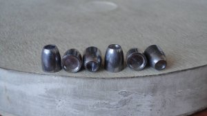 Пресс-форма с матрицей с дозируемым выходом свинца, для штамповки пулек к пневматическим игрушкам.