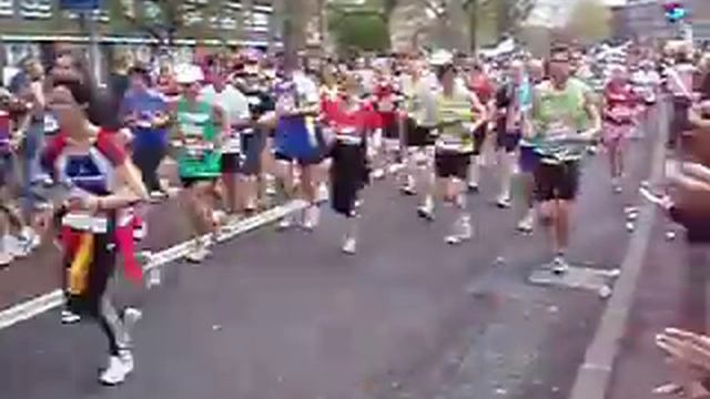 London Marathon 2010 Mile 12 ish, Richard Branson running past.mov смотреть онлайн