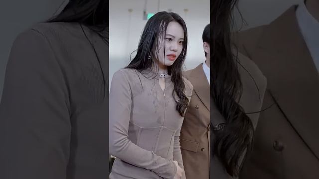 【FULL】她是身份高貴的豪門千金，卻逃不開商業聯姻的命運，傳聞葉氏掌門人長得醜玩的花，她隨便拉了個男人結婚，沒想到他就是她連面都沒見過未婚夫！#短劇 #甜寵 #總裁灰姑娘 смотреть онлайн