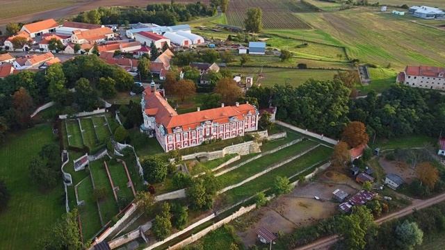 Rokokový zámek Stekník shora. 4K video. DJI Mini2. смотреть онлайн