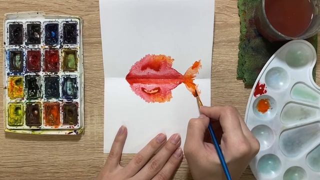 Как нарисовать рыбку в технике монотипия карандашом и акварелью начинающим | Рисунок для детей смотреть онлайн