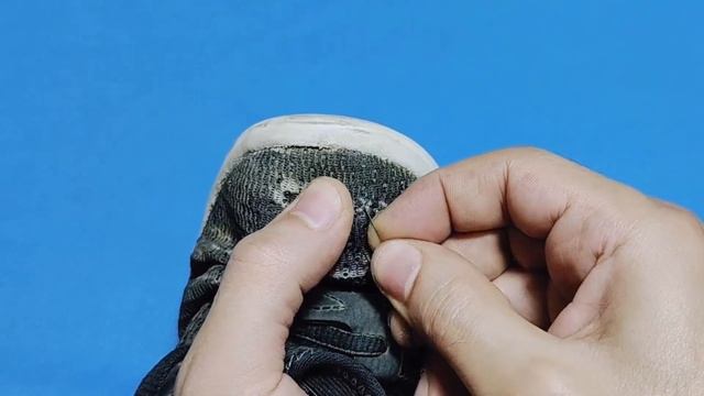 Learn how to repair a hole in your shoe in a simple and easy way using a sewing needle смотреть онлайн