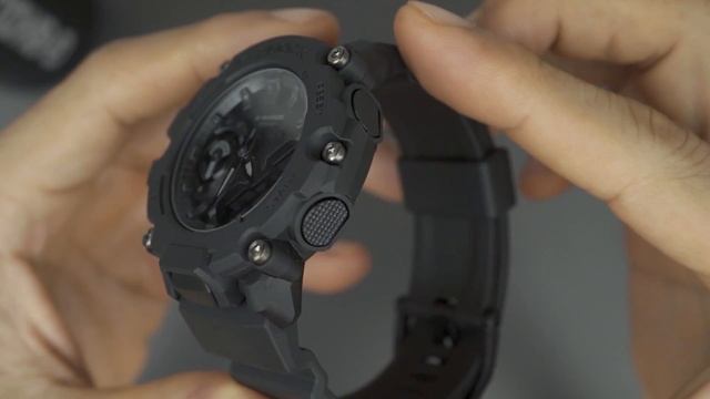 CASIO G-SHOCK GM-2100N-2A VS G-SHOCK GA-2200BB-1A