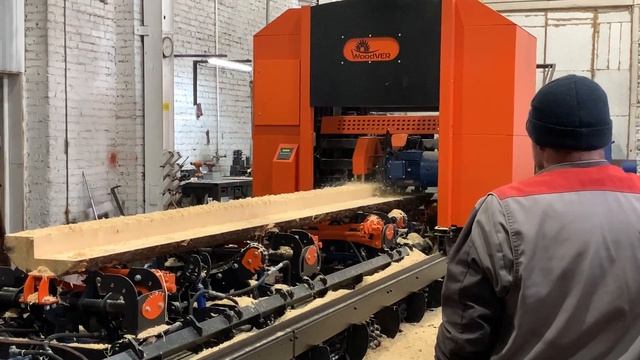 Пиление бруса на пильном комплексе ВудВЕР УПК-1 смотреть онлайн