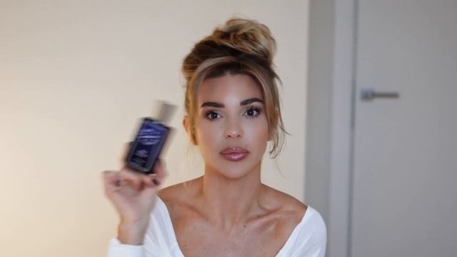 ВЫБЬЮТ ДВЕРЬ СВОИМ ШЛЕЙФОМ смотреть онлайн